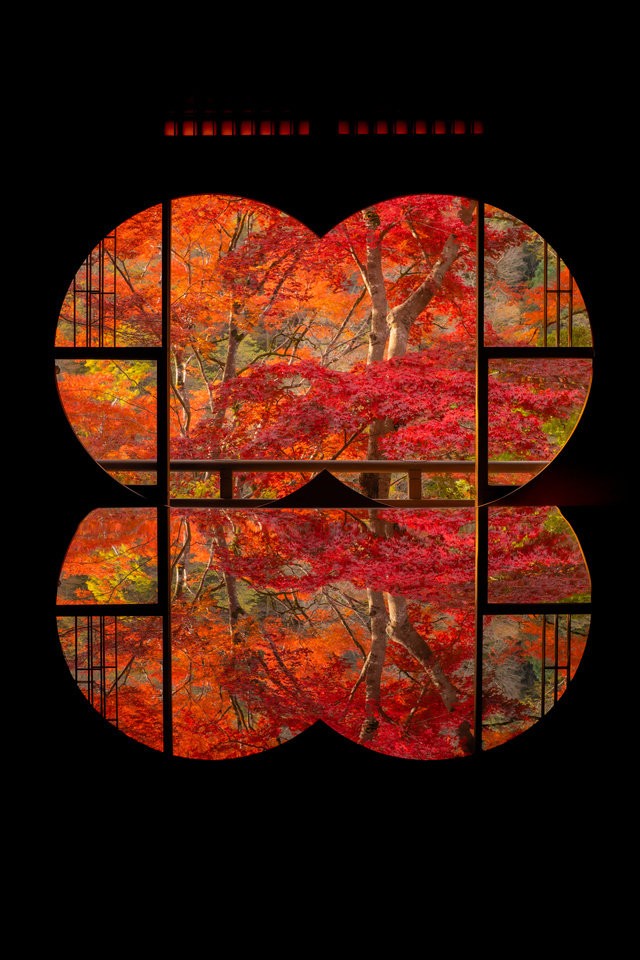 Yusaitei Window (Kyoto — Arashiyama Yusaitei Maples & Mirror)