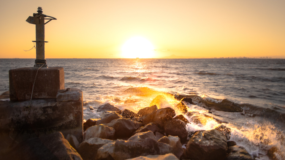 幕張の浜の夕日(千葉 ― 黄金に染まる岩礁海岸)