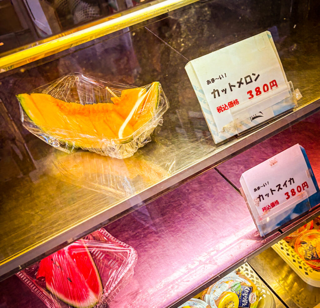 服部農園の売店に並ぶカットメロンとカットスイカ
Cut melon and watermelon slices on display at Hattori Garden’s counter