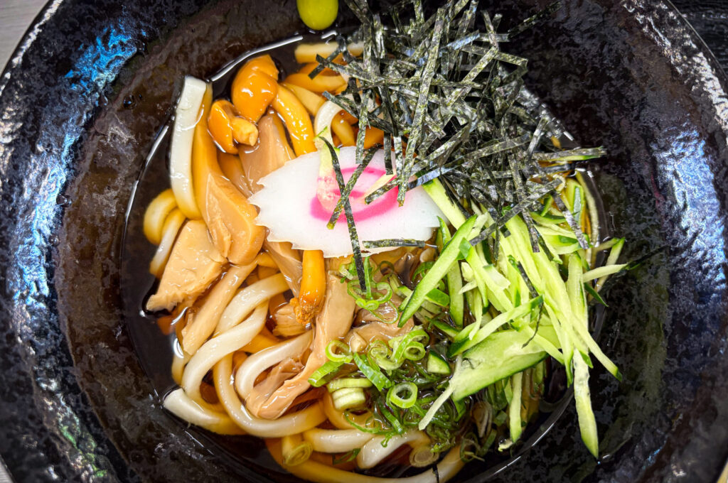 本土寺近くで味わった山菜うどんの美味しさを感じる一枚
A bowl of sansai udon enjoyed near Hondoji Temple