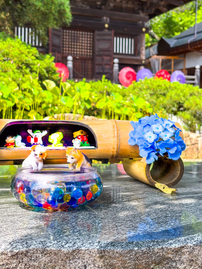 竹の装飾とビー玉入りのガラス鉢、小さな動物の置物
Bamboo decoration with a glass bowl of marbles and small animal figurines