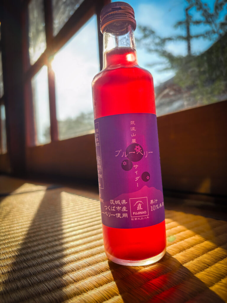夕陽に照らされる筑波山麓ブルーベリーサイダーの瓶
Tsukuba blueberry cider bottle lit by the evening sun