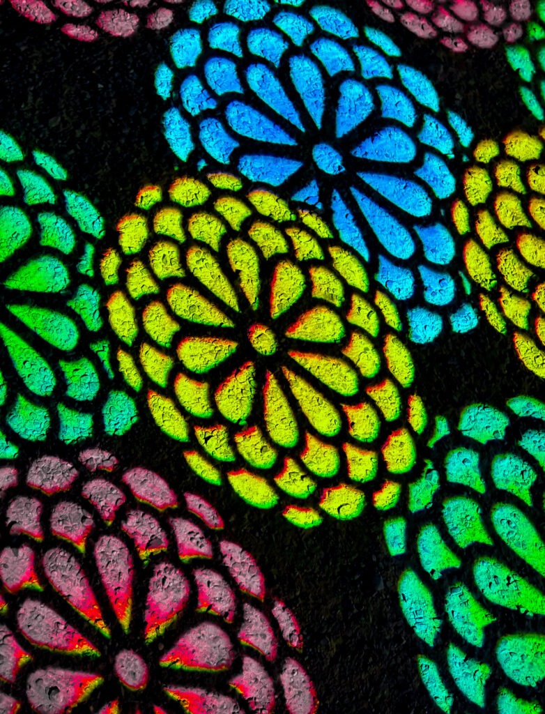 菊のような模様のライトアップが地面を照らす様子
Chrysanthemum-style projection lights on the ground