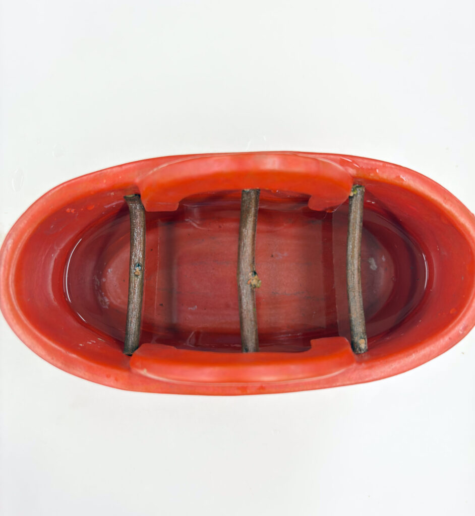 一文字留めを施した花器の上部構造 Top view of the vase showing horizontal twig fixing (ichimonji-dome)