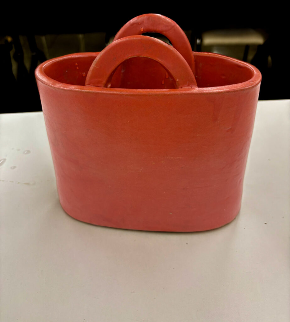 赤い陶器製の花器(グラジオラスとモンステラ用)
Red ceramic flower vase used for gladiolus and monstera