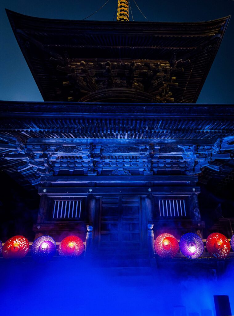 三重塔と和傘が青い光に包まれる夜のライトアップ
Three-story pagoda and Japanese umbrellas in blue night light