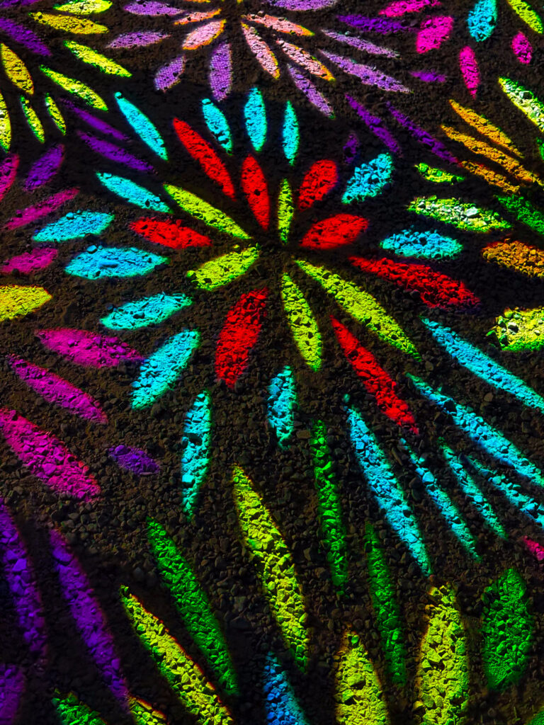 地面に投影されたカラフルな光の花模様（ライトアップ）
Colorful flower patterns projected onto ground at night
