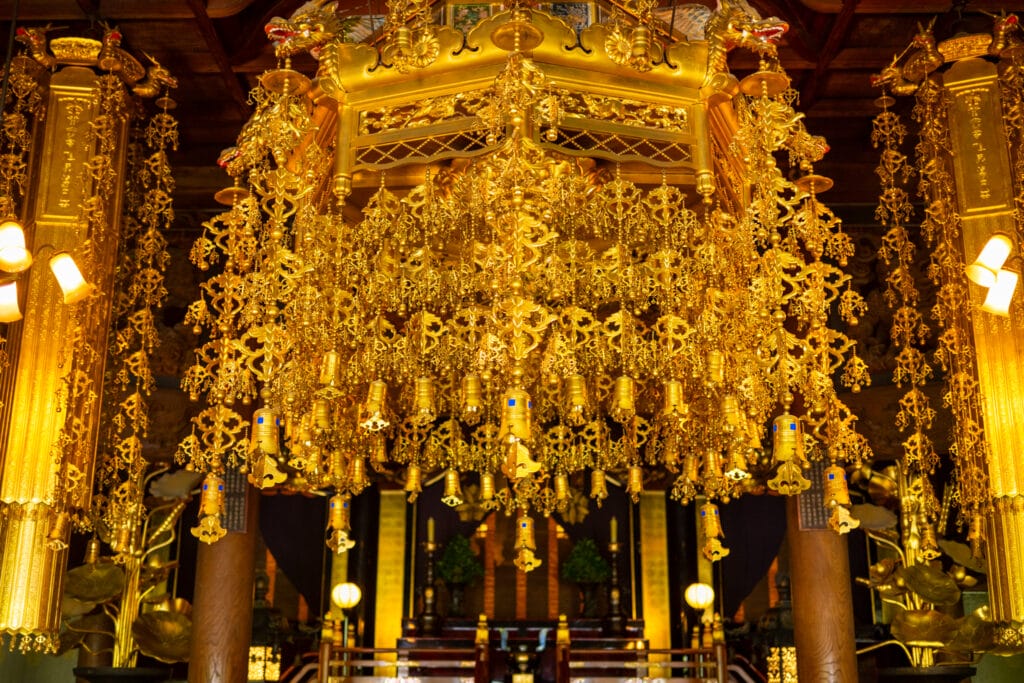 永平寺本堂の黄金の荘厳。精緻な装飾が吊り下がる華やかな内部

