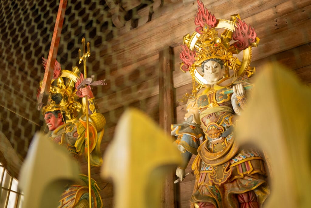 永平寺山門の仁王像。赤い顔と白い顔の守護神が迫力ある姿で立つ
