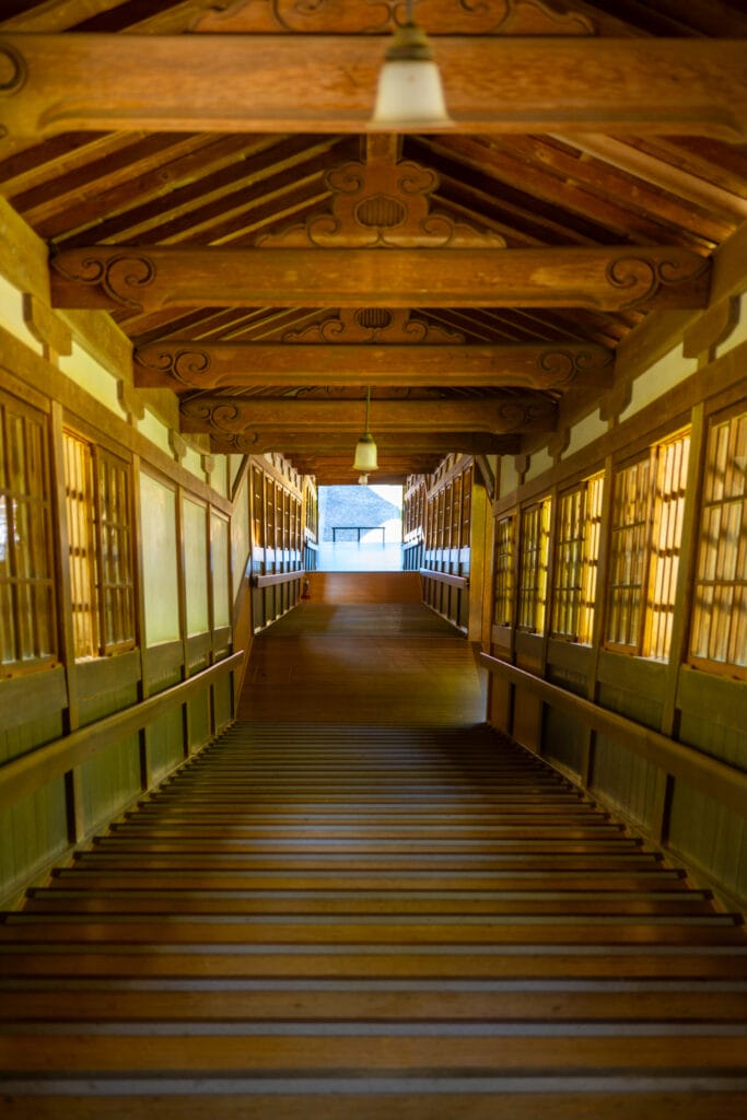 永平寺の木造回廊と階段。温かみのある木の質感と左右対称の美しい構造
