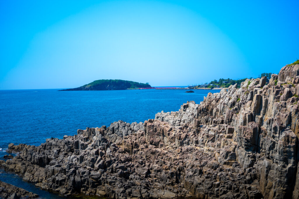東尋坊の断崖と日本海を背景にした夏の景観